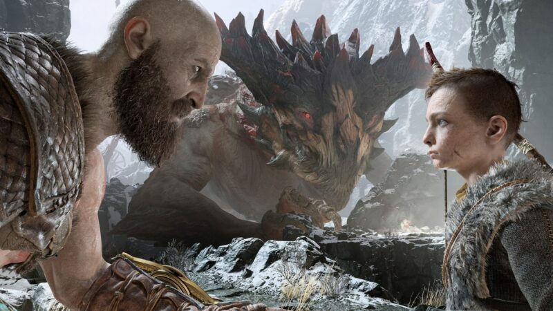 Tem três figuras na imagem. Da esquerda para a direita tem Kratos, ele está encarando Atreus, que está na direita da imagem. No centro tem um dragão, ele é gigante, tem chifres em preto, sua boca e seu corpo são beges e seus olhos são amarelados, ele está no fundo da imagem. 