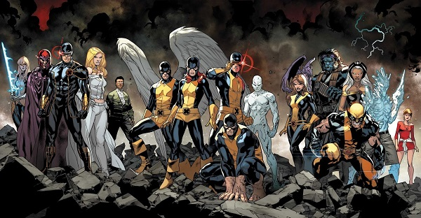 Imagem retangular do quadrinho de X-Men. No desenho estão 16 pessoas que fazem parte da narrativa, divididos principalmente em três grupos, os cinco mutantes originais ao centro com seus uniformes pretos e amarelos em destaque. À esquerda estão focados personagens mais vilanizados e a direita outros membros uniformizados. Todos estão em cima de destroços com um fundo com fumaça escura apocalíptico.