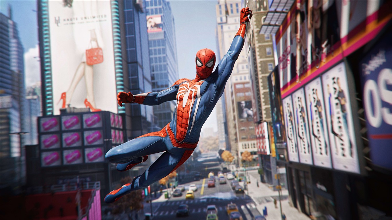 Cena do jogo Spider-Man. No centro da imagem está o Homem-Aranha, ele aparece de corpo inteiro. Ele usa o uniforme completo e está se balançando com as teias pelos prédios. No fundo tem a Times Square durante o dia.