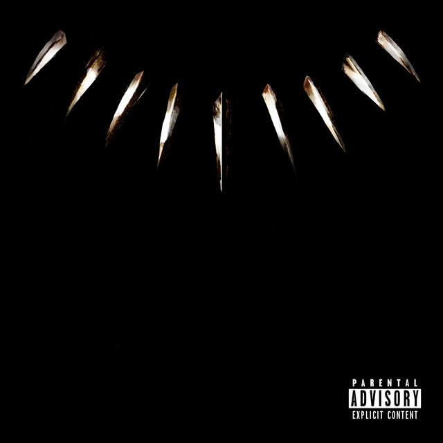Capa do álbum Black Panther: The Album. Imagem quadrada de fundo preto. No canto inferior direito está escrito “Parental Advisory Explicit Content” ou “Aviso parental de conteúdo explícito”, em tradução literal. Acima está um colar prateado em que seus adereços são semelhantes a garras refletindo a luz