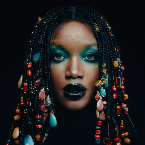 Capa do Albúm AFRODHIT, a capa mostra o rosto de IZA, uma mulher negra jovem, que usa um batom preto e maquiagem verde água, ela usa tranças afro com pedras coloridas e cristais amarrados nelas.
