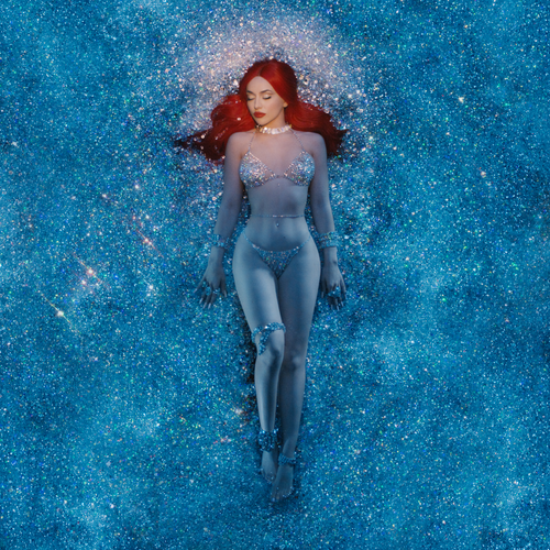 Na capa de Diamonds & Dancefloors, Ava Max, mulher branca de cabelos vermelhos, usando um biquíni prateado, está deitada de olhos fechados em um chão azul brilhante em textura de glitter.