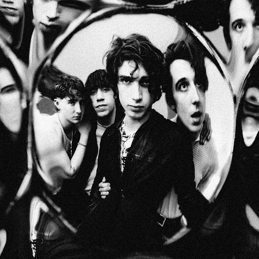 Capa do álbum Cuts & Bruises. A imagem em preto e branco mostra os quatro integrantes da banda Inhaler, todos homens de cabelos curtos. Pelo ângulo de centralização, eles parecem estar sendo fotografados a partir de um olho mágico.