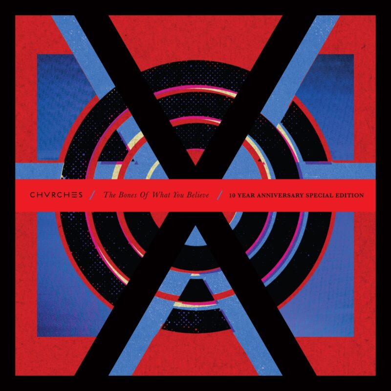 Capa do disco The Bones of What You Believe (10th Anniversary Special Edition), da banda escocesa CHVRCHES. A imagem é uma ilustração. Sobre um fundo vermelho, vemos um círculo listrado em preto, azul, vermelho e rosa. Sobre o círculo, existem linhas que fazem um X preto. Ainda há uma faixa horizontal vermelha, no centro da imagem, que traz o nome da banda, do disco e os dizeres “10 YEAR ANNIVERSARY EDITION”.