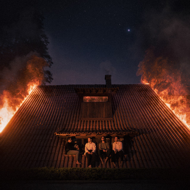 Capa do álbum Depois do Fim. A capa mostra o telhado de uma casa pegando fogo. Na parte inferior central, vemos o quarteto que forma a Lagum sentados lado a lado, em uma janela da casa. Todos eles são homens brancos, de cerca de 30 anos, vestindo calças e camisetas.