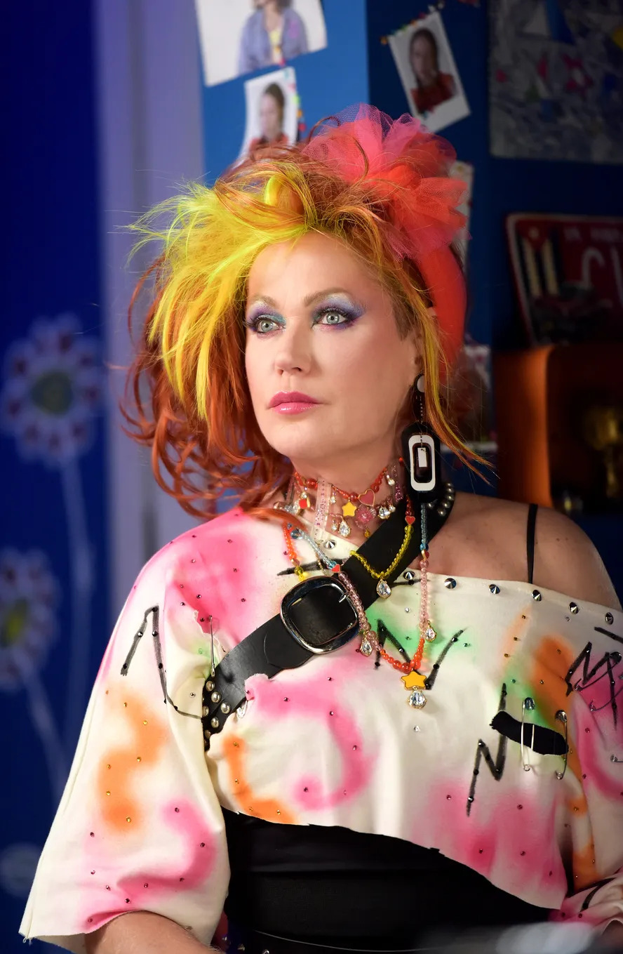 No filme, Xuxa Meneghel se transforma em Cindy Lauper, usando uma peruca com cortes irregulares em tons de amarelo e ruivos. Sua maquiagem destaca-se com tons de roxo nas pálpebras, e ela usa acessórios como brincos e colares de diferentes formas e tamanhos, realçando a excentricidade da artista. A roupa de Xuxa exibe manchas rosa, laranja e verde, simulando serem feitas por tinta spray.