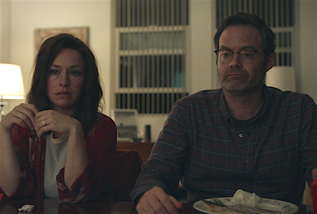 À esquerda, Sally Reed e a direita, Barry. O casal está sentado à mesa de jantar, olhando para frente com expressões vazias. Sally está usando uma peruca de cor castanha e Barry um óculos junto a sua barba rala e grisalha.