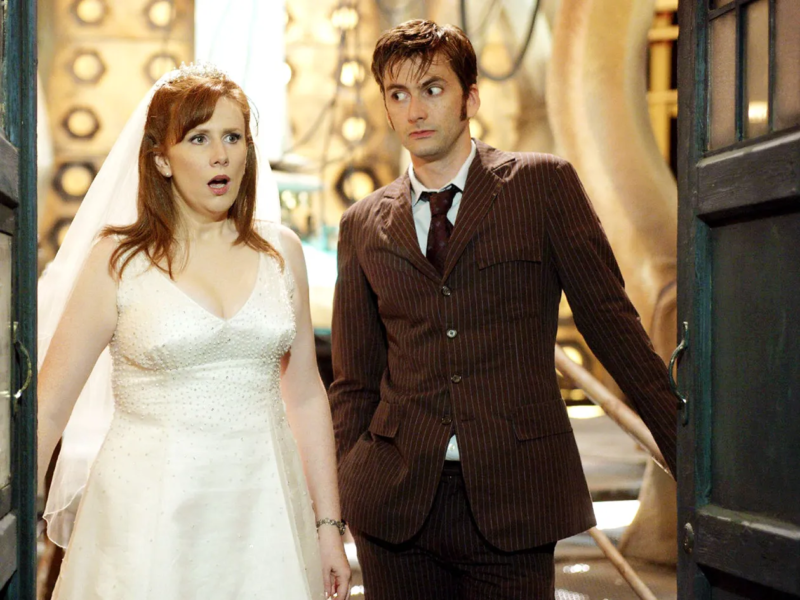 Doutor e Donna estão lado a lado na frente das portas abertas da TARDIS. Os personagens estão quase 20 anos mais jovens. Donna Noble utiliza um vestido de noiva completamente branco com detalhes redondos no busto. A personagem também utiliza um véu e está com um semblante chocado. Doutor usa um terno marrom com listras verticais de giz brancas levemente visíveis. Utiliza também uma camisa branca e uma gravata marrom. O Doutor encara Donna de canto de olho. Atrás de ambos os personagens é possível ver o interior da TARDIS, uma sala amarelada com uma mesa central com um tubo brilhante que sobe até o teto. Nas paredes, há pequenos detalhes redondos dourados.