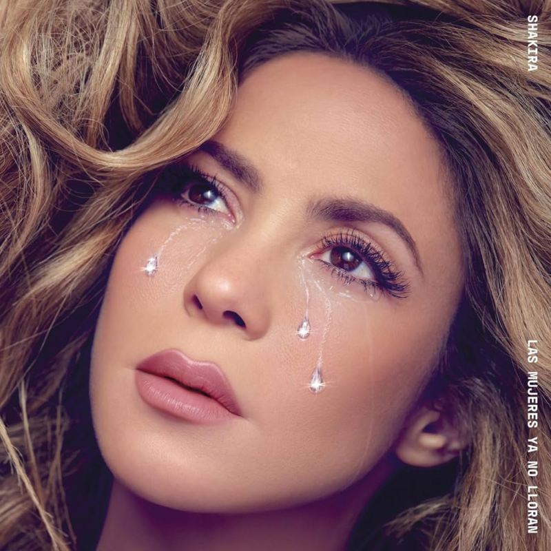 Capa do álbum Las Mujeres Ya No Lloran de Shakira. Na imagem vemos Shakira, mulher branca de cabelos castanhos claros, com um olhar reflexivo. Em suas bochechas escorrem lágrimas de diamante. Na parte superior direita lê-se o nome “Shakira” em branco. Já na parte inferior direita é possível ler “Las Mujeres Ya No Lloran”, título do álbum, também escrito na cor branca.