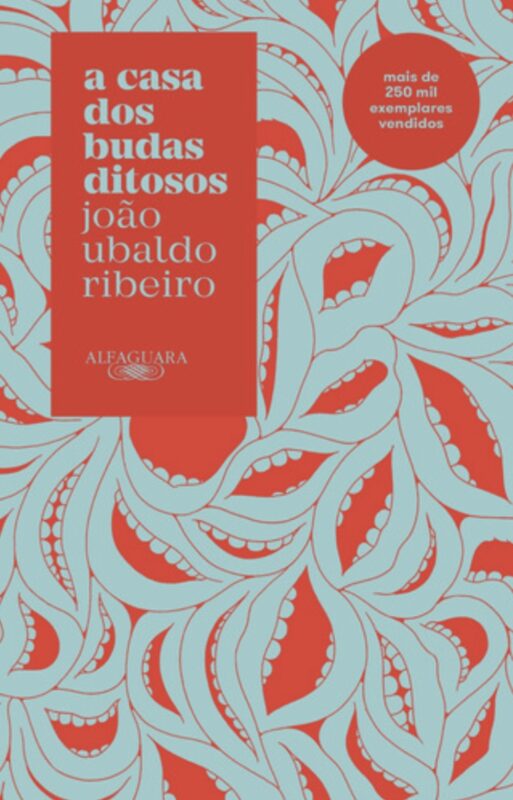  Capa do livro A Casa dos Budas Ditosos. A imagem da capa é uma ilustração de várias bocas, abertas e semiabertas, desenhadas encostadas uma na outra, em diversos ângulos. Os lábios e dentes são azul bem claro e a parte interna das bocas vermelha. Sobre a ilustração, um retângulo com o mesmo tom de vermelho serve de fundo para o título, o nome do autor e da editora, escritos com o mesmo azul do desenho.