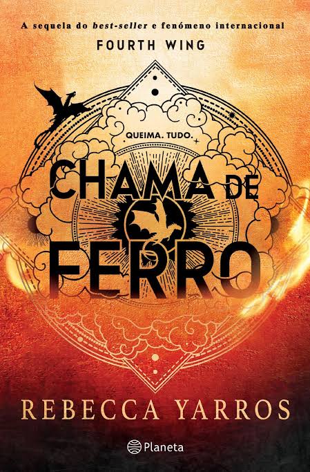 Capa do livro “Chama de Ferro”. O design apresenta uma ilustração onde o fundo é predominantemente amarelo, com tons de vermelho e preto, criando uma atmosfera misteriosa e intensa. O fogo parece se misturar com o ambiente ao redor, dando um efeito dramático e dinâmico. O título "Chama de Ferro" está destacado em letras grandes e estilizadas, em uma cor que contrasta com o fundo, em volta existem nuvens e dragões voando. 