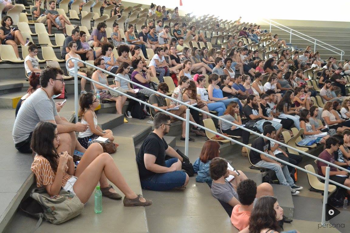 Arquibancada de Auditório lotada com estudantes da Unesp de Bauru no anfiteatro Guilhermão em 2017 para o I Colóquio de extensão.