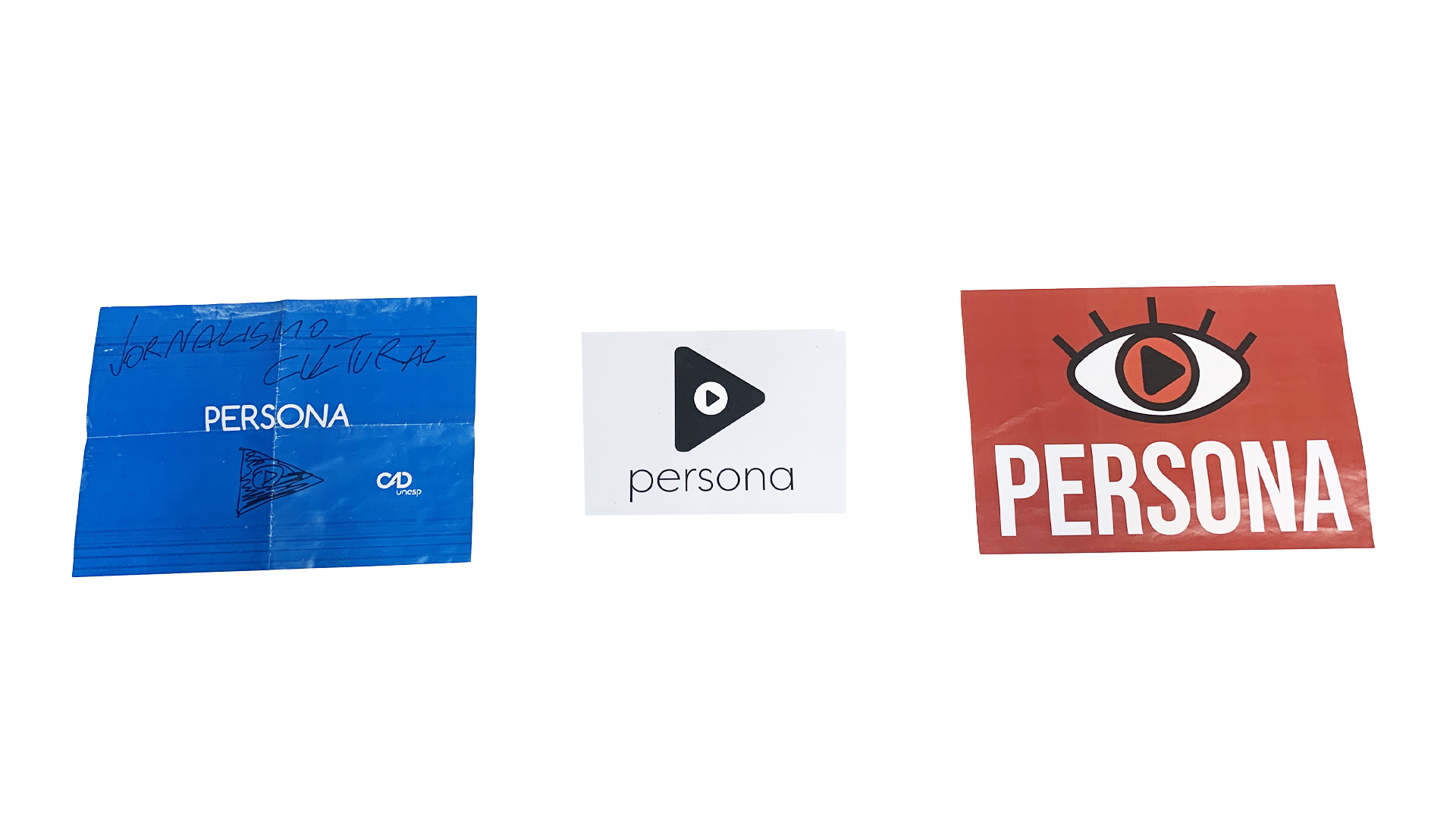 Evolução dos logos do persona. Primeiro em uma folha azul desenhado um play com o escrito em branco. Depois um play inserido em outro com uma circunferencia branca e depois o logo atual: Um olho com pupila em formato de play e iris verelha com o escrito persona abaixo.