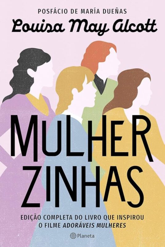 Capa do livro “Mulherzinhas”. O design apresenta uma ilustração com quatro mulheres brancas onde o fundo é rosa. As personagens, da esquerda para a direita, utilizam os vestidos da cor roxo, azul, verde e amarelo. O tom de cabelo das protagonistas, da esquerda para a direita, é preto, castanho claro, ruivo e castanho escuro. No centro da capa, há o título “Mulherzinhas” no tom preto. Na parte superior central, há a frase “Posfácio de María Dueñas” e logo abaixo o nome da autora Louisa May Alcott. No centro inferior da página, há uma frase “Edição completa do livro que inspirou o filme Adoráveis Mulheres”. Logo abaixo, há o logo da Editora Planeta.