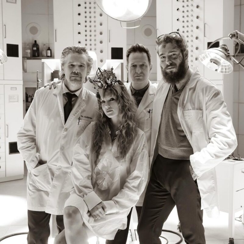 Imagem do clipe de Fortnight. Quatro pessoas em um laboratório, da esquerda para a direita: Ethan Hawke, Taylor Swift, Josh Charles e Post Malone. Ethan Hawke, Josh Charles e Post Malone estão usando uniformes de cientistas/médicos, com calças pretas e jalecos brancos. Taylor Swift está vestida com uma roupa branca, estilo camisa de força, e uma coroa. O laboratório contém equipamentos que lembram um cenário de Frankenstein, incluindo botões e remédios.