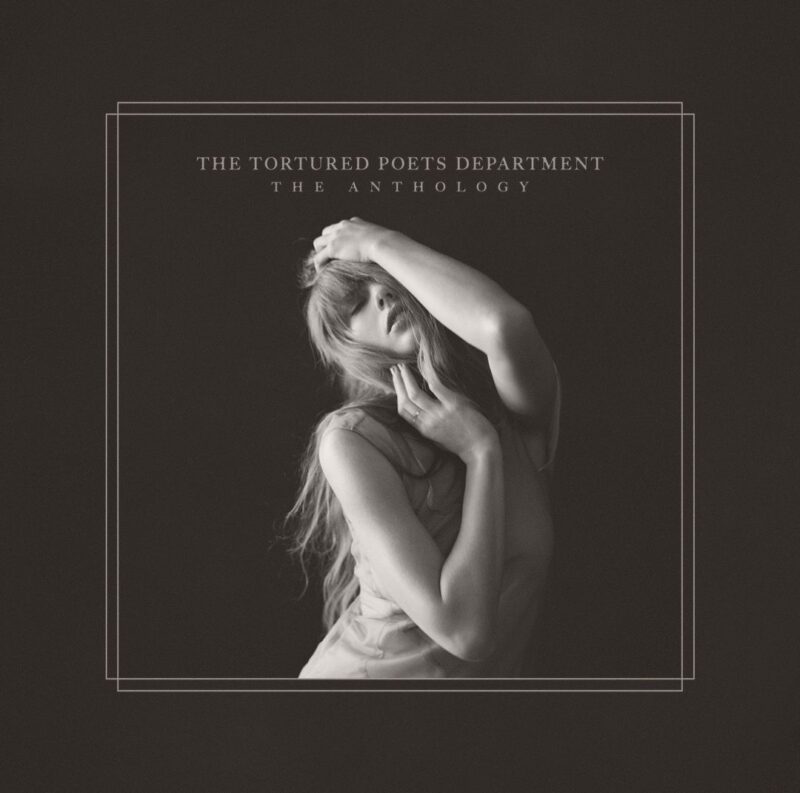 Capa do álbum The Tortured Poets Department: The Anthology. Contra um fundo preto, Taylor Swift está centrada no meio da imagem. Ela está meio contorcida, com um braço em cima da cabeça e o outro flexionado com a mão no pescoço. Seus olhos estão fechados e ela veste uma regata branca.