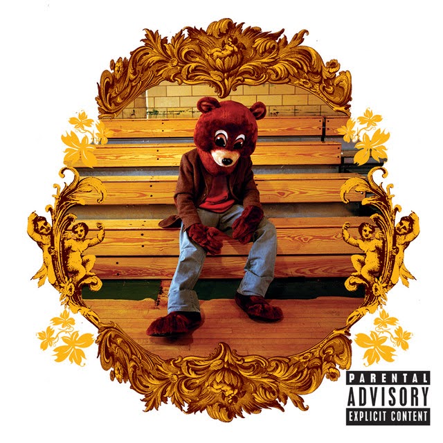 Capa do CD The College Dropout. Fotografia retangular com fundo branco. Na parte central está um mascote de urso marrom, em tamanho humano, sentado em madeiras marrom. Está vestindo um blazer marrom, moletom laranja e calças jeans. Suas mãos estão apoiadas no joelho. Enquadrando a foto, há uma moldura dourada com dois anjos em cada lado, encontrados na parte central dos lados. No canto inferior direito, há um retângulo e dentro dele, em fundo preto, está escrita a palavra Parental. Logo abaixo, outro rótulo, dessa vez maior, escrito em fundo branco a palavra Advisory. Logo abaixo, em um retângulo proporcional ao da palavra Parental, em fundo preto, está escrito Explicit Content, que significa conteúdo explícito.