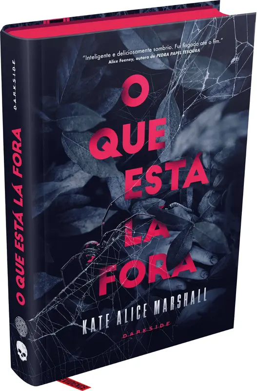 A imagem mostra o livro O Que Está Lá Fora, de Kate Alice Marshall, publicado pela DarkSide. A capa é predominantemente escura, com tons de preto e cinza, retratando folhas e galhos em meio a uma teia de aranha, criando uma atmosfera sombria e misteriosa. O título está em letras grandes e vermelhas, destacando-se contra o fundo escuro. No canto superior da capa, há uma citação da autora Alice Feeney, elogiando o livro.