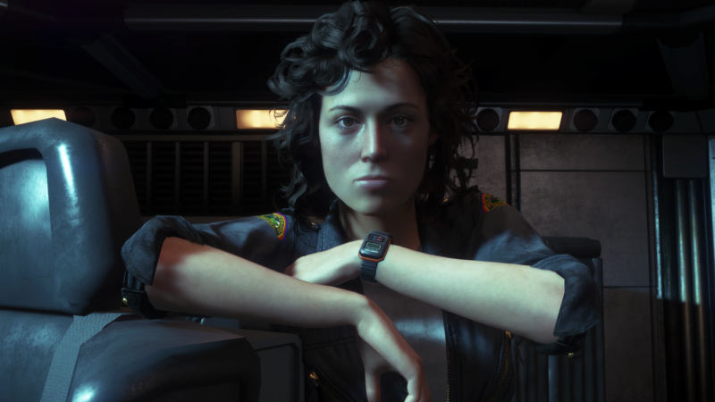 Imagem do jogo Alien: Isolation. Há uma mulher branca, de cabelo preto e enrolado e de olhos castanhos no centro da imagem. A personagem é Ellen Ripley, do filme original do Alien de 1979, mas a versão em videogame da personagem, com o mesmo rosto da atriz Sigourney Weaver. É possível vê-la somente do busto para cima. Ela está apoiada com os braços em cima de uma cadeira preta de couro, localizada à esquerda da imagem. Ela utiliza uma jaqueta jeans em cima de uma camiseta branca. Há um relógio retrô no pulso esquerdo dela, com um display e botões coloridos. A personagem possui um semblante sério, impaciente e desafiador.