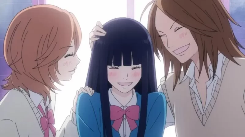 Cena do anime Que Chegue a Você: Kimi ni Todoke. Na foto, estão abraçadas e sorrindo as três amigas, da esquerda para a direita: Ayane, Sawako e Chizuru. Ayane está uniformizada com um suéter bege e uma blusa branca por baixo, tem franja, cabelo na altura dos ombros e é ruiva. Sawako possui franja, cabelos pretos e longos soltos e está uniformizada com uma blusa de manga comprida da cor azul. Chizuru é morena, tem o comprimento na altura dos ombros e está uniformizada com um colete da cor bege e blusa de manga longa por baixo.