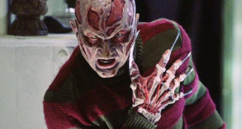 Cena do filme O Novo Pesadelo – O Retorno de Freddy KruegerNa imagem, o personagem Freddy Krueger está centralizado, fazendo uma pose de mau. Ele está mostrando a parte de cima da mão direita, que possui garras e está em carne viva e ossos aparentes. Seu rosto está também ferido, com carne e pele clara se misturando. Seus olhos são verdes. Ele veste um suéter de frio com listras vermelhas e verde escuro.