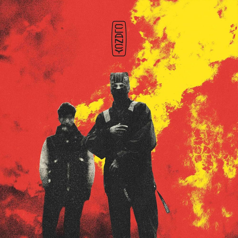 Capa do álbum Clancy, do duo Twenty One Pilots. Nele vemos um fundo vermelho com detalhes em amarelo que lembram chamas. Na parte central temos dois homens, que são Tyler Joseph e Josh Dun. Tyler está mais centralizado, veste uma jaqueta preta com detalhes no ombro, uma calça preta e uma balaclava. Josh veste uma jaqueta preta com magas brancas e uma calça preta. A foto dos dois estão em preto e branco e bastante granuladas. Na parte superior central, está escrito na vertical "CLANCY" com letras estilizadas