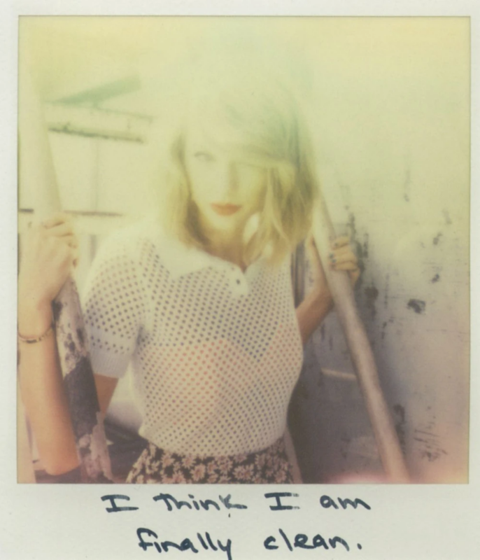 Uma fotografia estilo polaroid com um tom vintage mostrando Taylor Swift segurando barras de metal enquanto olha para a câmera. Ela veste uma blusa branca texturizada com gola e uma saia de estampa floral. Abaixo da imagem, está a frase manuscrita: "I think I am finally clean."