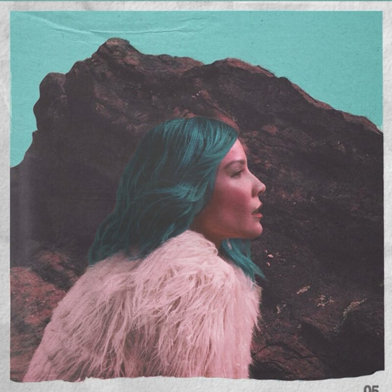 Imagem promocional do álbum The Great Impersonator, de Halsey. A imagem, com tons vibrantes, recria o primeiro álbum da cantora, intitulado BADLANDS. Na imagem, vemos o perfil da cantora: seus cabelos são azuis e ela veste um casaco de pelo rosa. Atrás dela, é possível ver um morro. Ela olha para frente. Há uma borda irregular ao redor da imagem e o número 05 no canto inferior direito, como se ela estivesse impressa em um jornal ou uma revista.