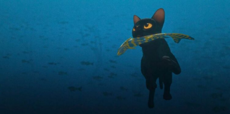 Cena de Flow. Nela, vemos o protagonista, um gatinho preto de olhos amarelos. Ele está embaixo d'água, com um peixe azul e amarelo na boca