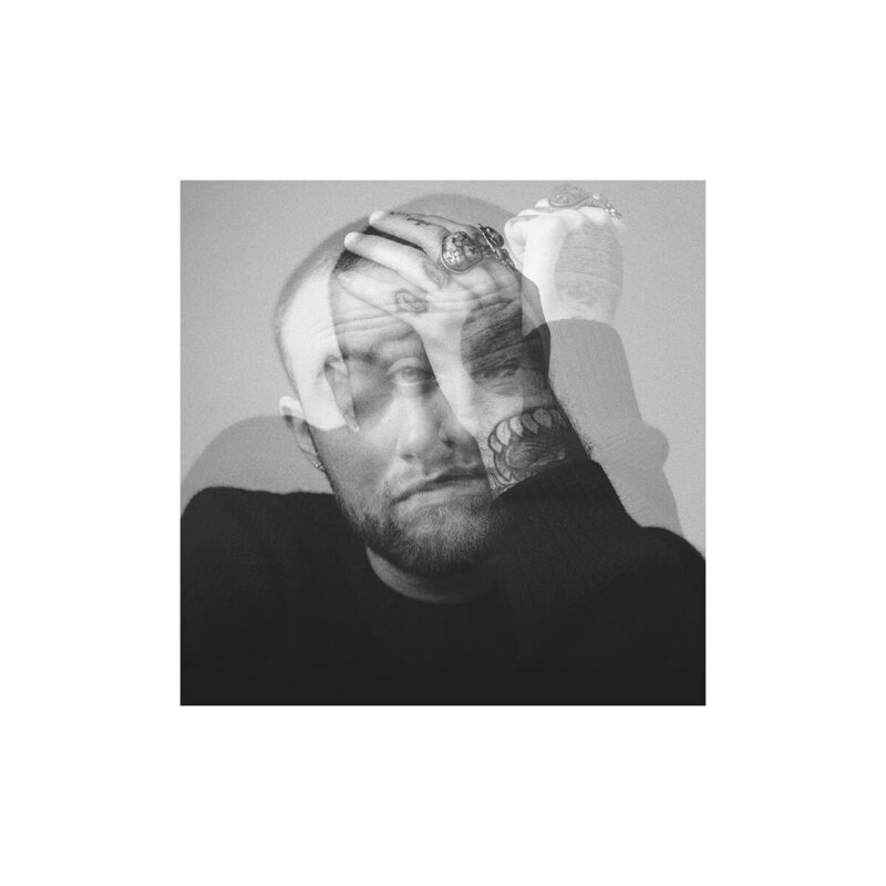 Capa do álbum "Circles", do cantor Mac Miller. São duas fotos sobrepostas, criando um efeito de movimento. Nas duas, o rapper aparece ao centro, usando uma blusa de frio preta, com a mão na cabeça. Em uma das fotos, Mac está de olhos fechados e com a cabeça tombada para o lado direito; na outra, com a cabeça parada ao centro e olhos abertos.