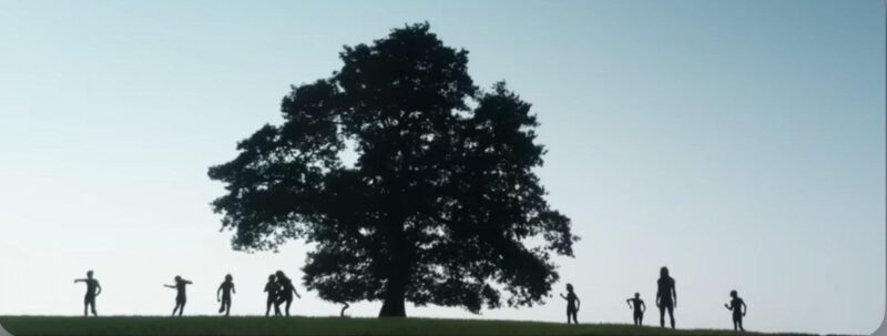 Cena do filme Extermínio: A EvoluçãoNa imagem, vemos um campo aberto com uma enorme árvore ao centro, posicionada ao fundo. Ao redor dela, várias silhuetas de infectados aparecem ao longe, correndo em direção à câmera. O céu azul claro ocupa grande parte da composição, reforçando o contraste entre a serenidade do ambiente e a ameaça iminente.