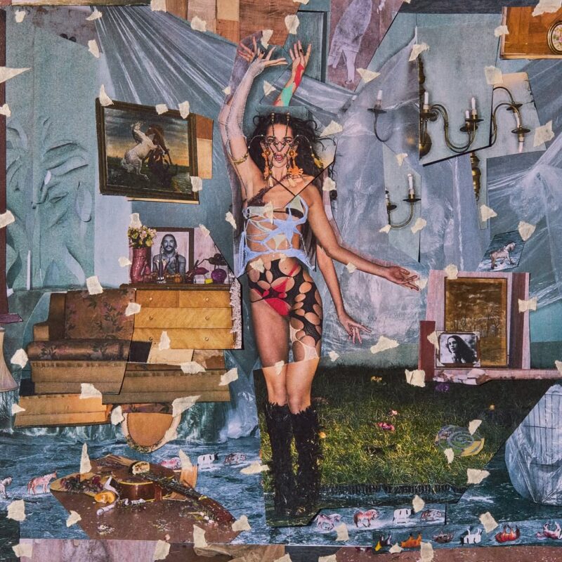 Uma colagem artística mostra a cantora Marina Sena no centro da cena, vestindo uma roupa assimétrica feita de recortes coloridos e botas pretas peludas. O ambiente é caótico, com móveis, pinturas e objetos distorcidos e colados de maneira fragmentada, como se fossem pedaços de diferentes fotos sobrepostas. A mulher sorri e levanta os braços, enquanto atrás dela há cortinas plásticas transparentes, candelabros dourados e quadros antigos. O chão parece ser uma mistura de grama e água com pequenos animais miniaturizados. A imagem é repleta de pedaços de fita adesiva espalhados, reforçando o aspecto de colagem artesanal.