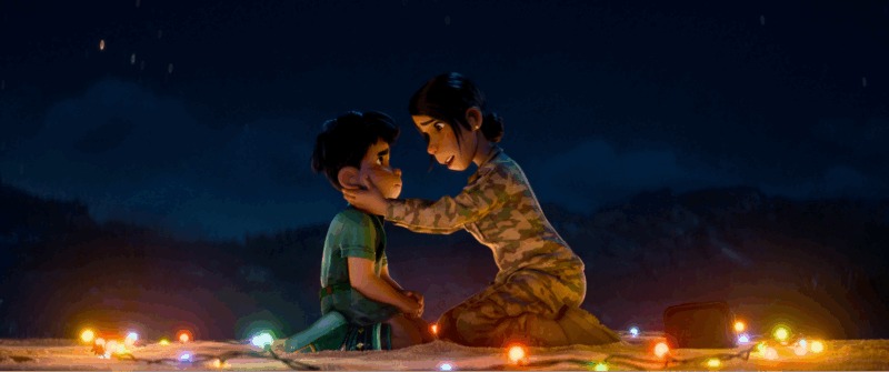 Cena do filme ElioElio e sua tia Olga um de frente para o outro na areia da praia. A mulher está com seu uniforme militar e segura afetuosamente o rosto do menino. 