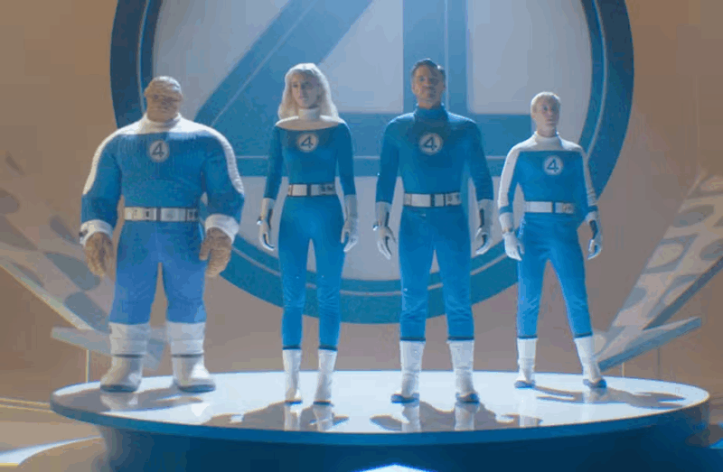 A imagem retrata os quatro personagens principais, em poses estáticas sobre um palco circular de cor clara. Vestem trajes azuis semelhantes, com detalhes brancos e o número 4 estampado, uma estética de super-herói. Com expressões neutras e composição simétrica, a cena sugere formalidade e apresentação. O fundo apresenta formas geométricas e um grande símbolo circular azul, verde e branco, reforçando o tema heroico. O estilo visual combina modelagem 3D com design de pôster, com iluminação uniforme, atmosfera neutra e poucos elementos ambientais.