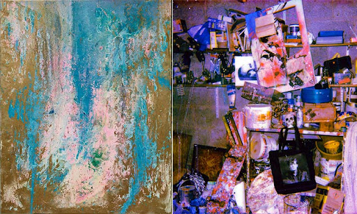 Imagem dividida em duas partes. À esquerda, uma pintura abstrata com tons predominantes de azul, rosa e branco sobre fundo dourado, com pinceladas verticais que lembram uma arte abstrata. À direita, um ateliê desorganizado, repleto de materiais de arte empilhados em prateleiras e no chão. Há quadros inacabados, latas de tinta, pincéis e objetos variados, formando um ambiente caótico e criativo.