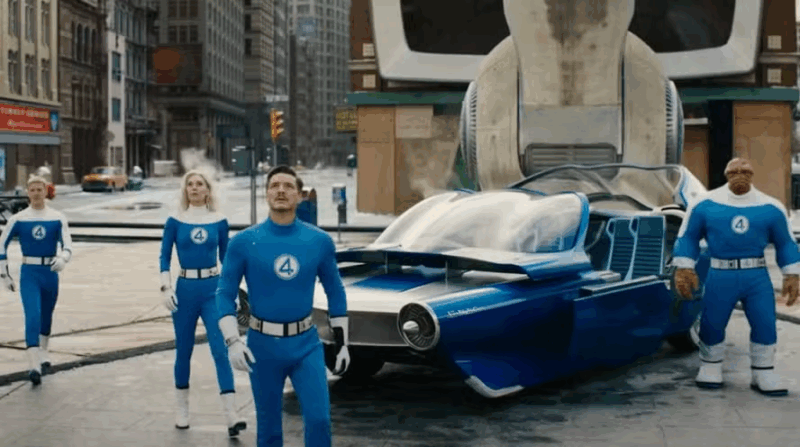 A imagem mostra os quatro integrantes do Quarteto Fantástico — Reed Richards, Sue Storm, Johnny Storm e Ben Grimm — em uma rua da cidade, ao lado de um veículo futurista azul. Distribuídos em diferentes pontos da cena, os heróis exibem poses de alerta e nervosismo, encarando um novo desafio. A atmosfera é fria e dramática, reforçada pelo cenário de cidade grande em pleno inverno. Usam uniformes azul-claro com variações de branco e o número 4 em destaque no peito, reforçando a identidade do grupo. Reed, esguio e sério, veste um traje inteiramente azul; Sue, de postura atlética e serena, tem gola branca no uniforme e aparência etérea; Johnny, jovem e confiante, exibe braços e gola brancos, com chamas vivas nas mãos; Ben, corpulento e coberto por pele rochosa alaranjada, usa faixas brancas até os cotovelos e roupas de estilo retrô. O fundo é urbano, com tonalidade azulada, e a iluminação clara e uniforme destaca os detalhes dos trajes e os efeitos visuais, criando uma atmosfera neutra e moderna centrada na apresentação dos heróis.