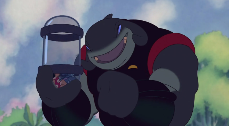Texto alternativo: Cena da animação Lilo & Stitch mostrando o vilão Gantu, o grande personagem alienígena de pele cinza e uniforme preto com detalhes vermelhos, segurando um contêiner cilíndrico transparente. Dentro do recipiente, é possível ver Stitch capturado, enquanto Gantu exibe um sorriso maléfico e confiante. O fundo mostra o céu azul com algumas nuvens e árvores verdes, destacando o contraste entre a expressão intimidadora de Gantu e o ambiente tropical e tranquilo. A cena sugere um momento de tensão e captura