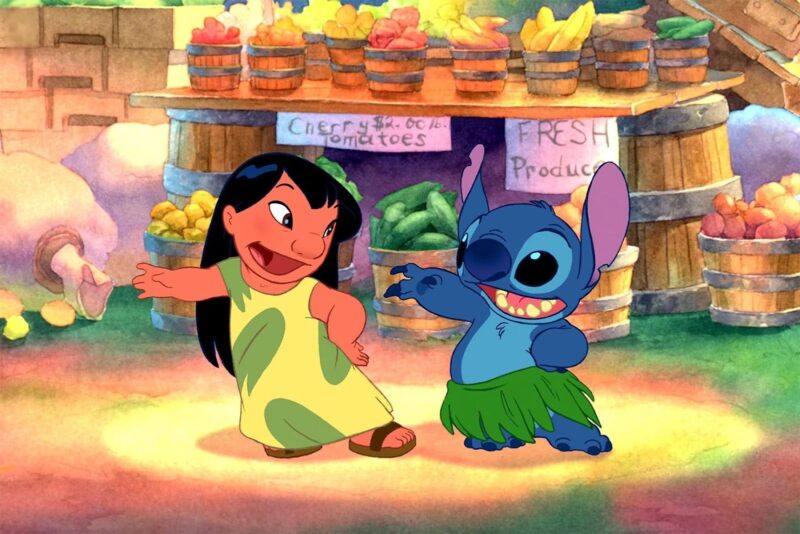 cena do filme Lilo & Stitch, onde Lilo e Stitch estão dançando em uma feira da cidade. Lilo usa um vestido amarelo com folhas verdes e Stitch uma saia de folhas verdes. Ao fundo, há barris com frutas frescas à venda. O cenário tem cores tropicais em tons de aquarela.