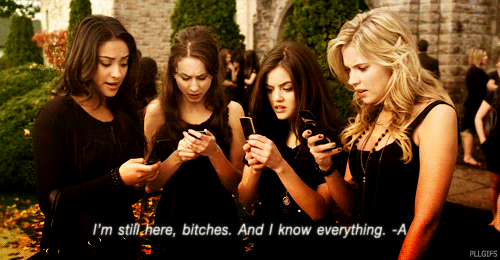 Cena da série Pretty Little LiarsO gif é uma cena do final do primeiro episódio da série. Nela, as quatro protagonistas estão vestidas de preto, reunidas do lado de fora do velório de Alison, olhando assustada para a tela de seus celulares. A legenda do GIF exibe a mensagem recebida em inglês :“Ainda estou aqui, vadias. E eu sei de tudo. – A”). 