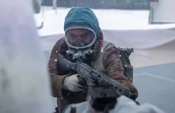 Cena da série O Eternauta, a cena mostra Juan Bolsa, um homem branco de meia idade. Ele olha para frente, empunhando um fuzil, ele veste um casaco marrom e uma máscara de gás azul