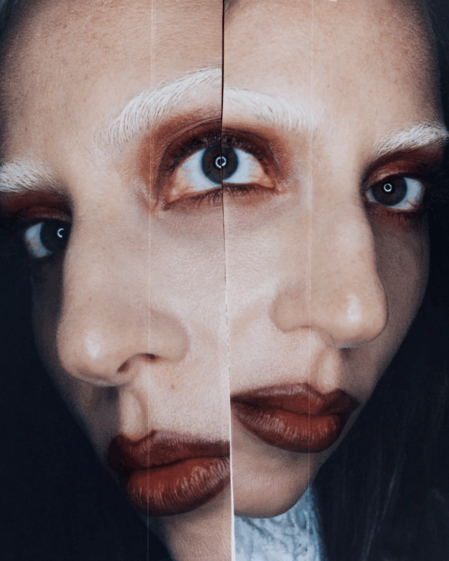 Montagem artística com o rosto de Lady Gaga dividido ao meio e espelhado, criando um efeito duplicado e distorcido. Seus olhos claros encaram a câmera intensamente, com sobrancelhas descoloridas e maquiagem que destaca os lábios em tom vermelho-escuro. A fotografia, de atmosfera enigmática e experimental, faz parte das imagens de divulgação de MAYHEM (2025), seu último álbum de estúdio