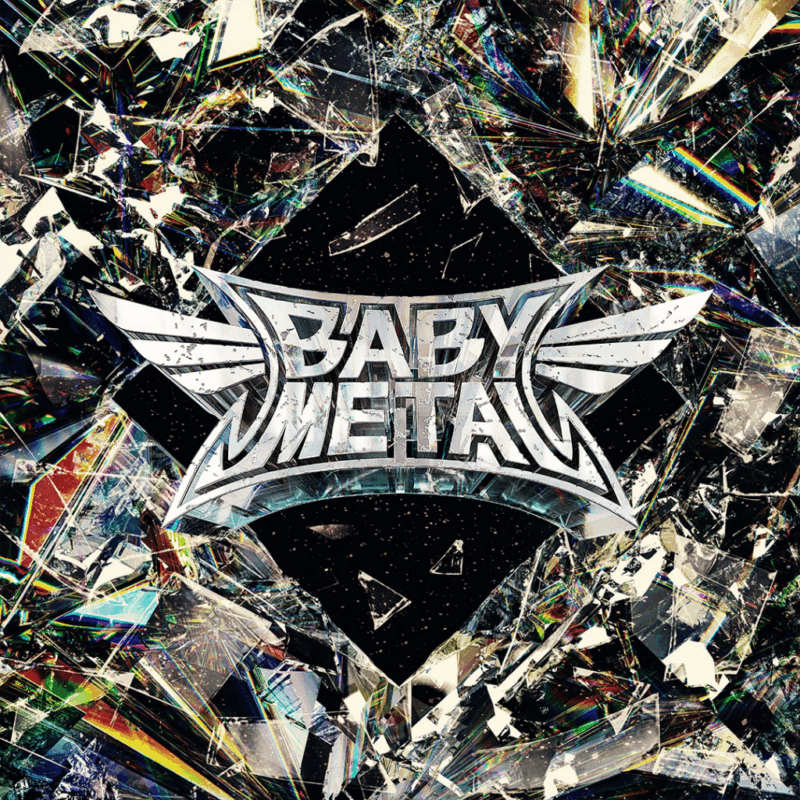 Capa de álbum da banda BABYMETAL. Na imagem, o logotipo metálico estilizado da banda, com asas prateadas e letras em destaque, aparece no centro sobre um fundo preto estrelado. Ao redor, há fragmentos brilhantes que lembram vidro quebrado, criando um efeito dinâmico.
