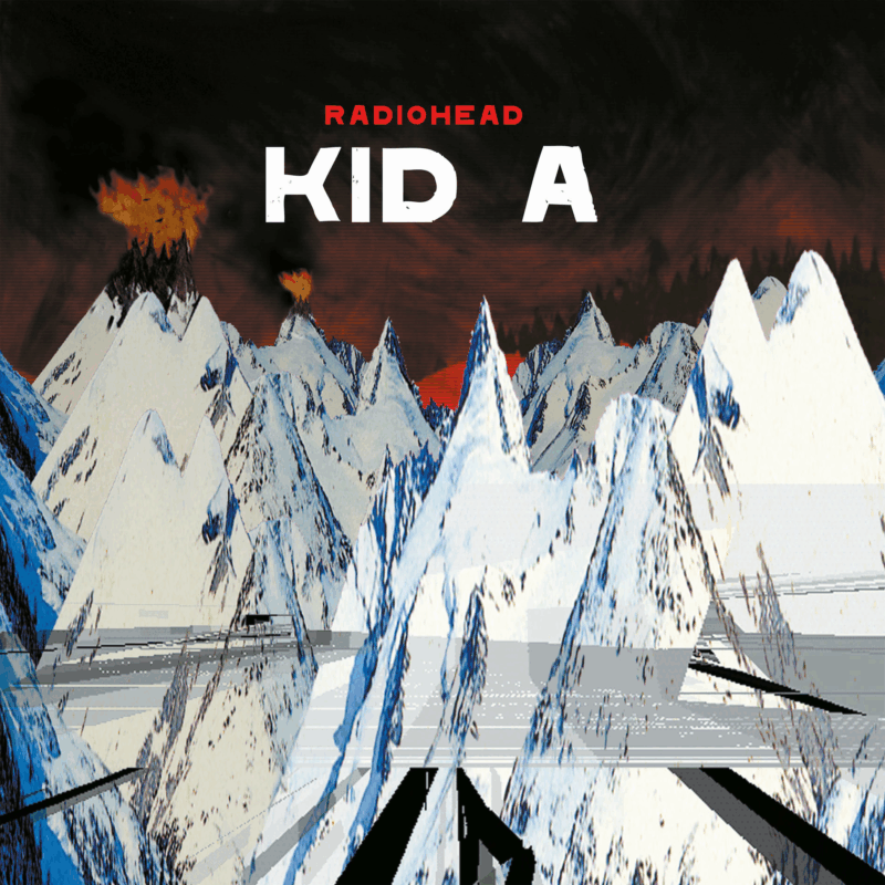 Capa do álbum musical da banda Radiohead. A arte apresenta uma paisagem montanhosa digitalizada em tons de branco e azul, com céu nebuloso nos tons quentes de vermelho e preto, e um ambiente que remete a uma atmosfera futurista e enigmática. O título “Kid A” aparece em letras brancas na parte superior, enquanto o nome da banda está destacado acima em letras maiores.