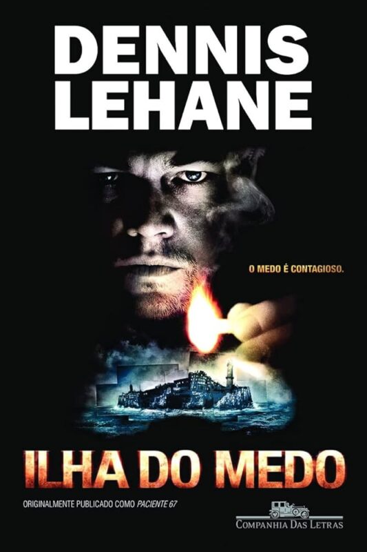 Foto da capa do livro “Ilha do Medo”, de Dennis Lehane. A imagem mostra o rosto de um homem branco em close, com expressão séria e olhar fixo, parcialmente iluminado pela chama de um fósforo que ele segura diante do rosto. Na parte inferior da capa, vê-se uma ilha isolada cercada pelo mar revolto, onde se destaca um grande prédio sombrio, o hospital psiquiátrico que ambienta a história. O título “ILHA DO MEDO” aparece em letras maiúsculas e alaranjadas, com textura metálica e um leve brilho, logo abaixo da imagem da ilha. Acima, em letras pequenas e vermelhas, está a frase “O medo é contagioso.” Na parte inferior, à direita, o logotipo da editora Companhia das Letras é acompanhado da informação “Originalmente publicado como Paciente 67”