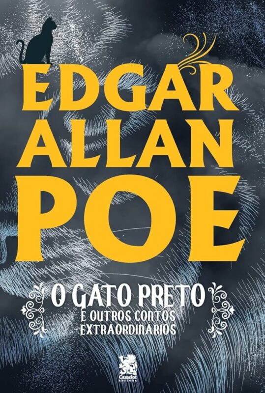 Foto da capa do livro O Gato Preto e Outros Contos Extraordinários, de Edgar Allan Poe. O fundo é escuro, com tons de cinza e preto, além de possuir a face de um gato desenhado. No canto superior esquerdo, há a silhueta de um gato preto sentado, e na letra “A” de “Edgar”, do título, surgem traços que imitam bigodes. O nome do autor, “Edgar Allan Poe”, aparece em letras grandes e amarelas no centro da imagem. Abaixo, em letras brancas ornamentadas, lê-se “O Gato Preto e Outros Contos Extraordinários”. No rodapé, está o logotipo da editora Camelot.