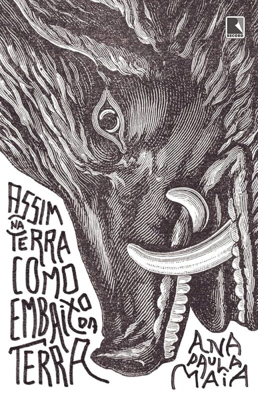 A capa do livro Assim na Terra como embaixo da Terra é branca possui a ilustração de um javali em preto, que parte do canto superior direito e ocupa grande parte do retângulo. O título da obra aparece em letras espremidas, ocupando o canto inferior esquerdo ao lado do nome da autora, Ana Paula Maia, no canto inferior direito. Ambos também escritos em preto.