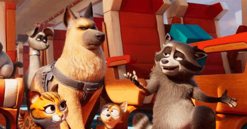 Cena do filme Missão Pet. Nela, há diversos animais dentro de um trem. Da esquerda para a direita, há um cachorro cinza, uma gata laranja, um cão policial, um cachorrinho laranja e um guaxinim. Eles estão interagindo dentro do veículo, que possui assentos da cor laranja e branca.