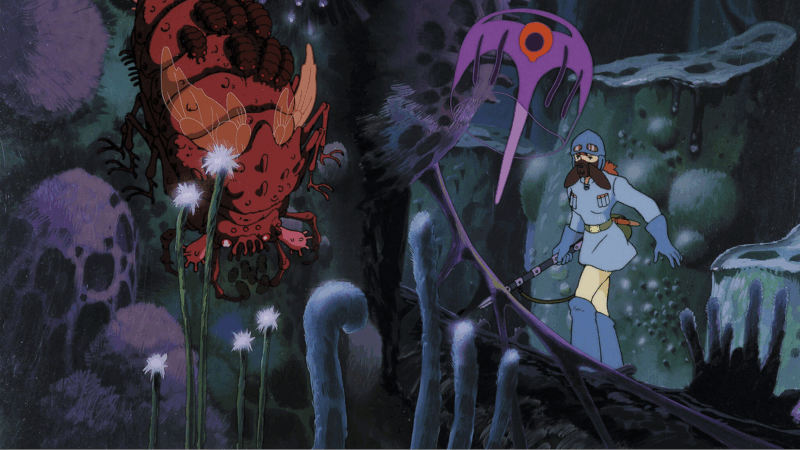 Cena da animação Nausicaä do Vale do Vento, do Studio Ghibli. A imagem retrata uma personagem em um cenário de floresta fantástica e sombria, com tons predominantes de roxo e azul escuro. A personagem, usando um traje azul, capacete e uma máscara, segura uma arma longa e parece estar em alerta. À sua frente, há uma grande criatura insetoide de cor avermelhada com múltiplos olhos. O ambiente é preenchido por plantas estranhas e altas, algumas com pontas brancas e brilhantes, e estruturas que se assemelham a cogumelos gigantes.
