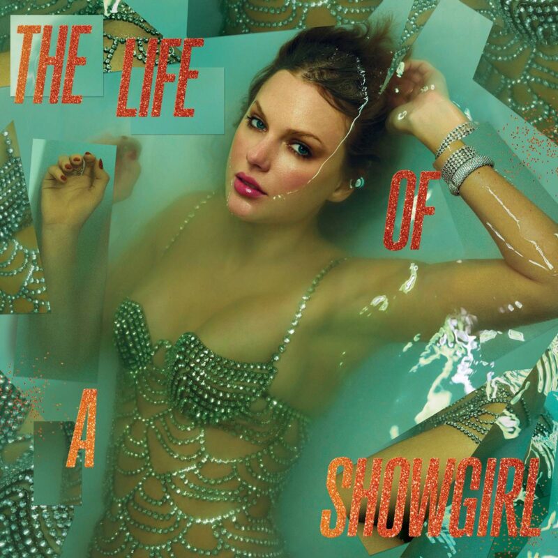 Capa de álbum com a cantora Taylor Swift submersa em uma água de cor turquesa. Ela está olhando diretamente para a câmera com uma expressão confiante e usa um traje prateado e brilhante, cravejado de joias, no estilo de uma showgirl. A imagem tem um efeito de colagem ou de espelho quebrado, com pedaços da cena repetidos nas bordas. Sobreposto à imagem, o texto "THE LIFE OF A SHOWGIRL" aparece em uma fonte grande, laranja e com textura de glitter.