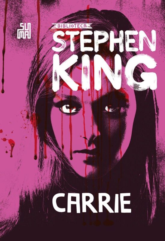 A capa do livro Carrie, de Stephen King, tem um fundo rosa-escuro com manchas e gotas de sangue escorrendo. No centro, aparece o rosto de uma garota com olhar sério e traços de sangue no rosto, criando um clima assustador. O nome do autor está escrito em letras grandes e brancas na parte de cima, e o título Carrie aparece em branco na parte de baixo. A imagem passa uma sensação de mistério e terror, combinando com a história do livro.